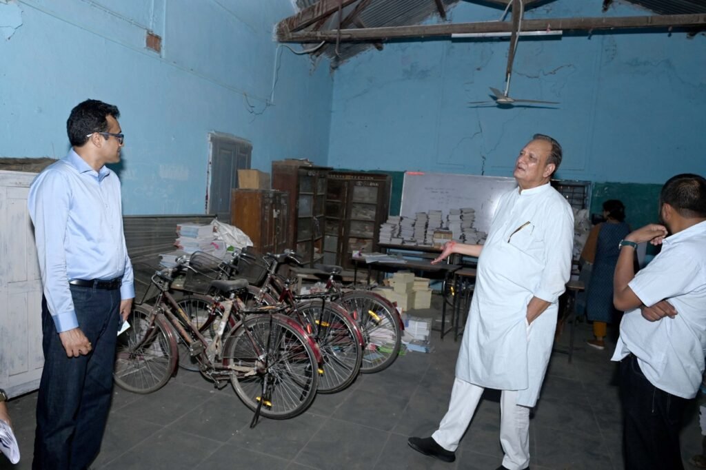 रतलाम: विद्यालय में शत-प्रतिशत पुस्तक वितरण नहीं होने पर कलेक्टर ने जताई नाराजगी, डीईओ को जांच कर कार्रवाई के दिए निर्देश… कलेक्टर एवं विधायक ने पीएम श्री विद्यालय रिंगनोद का किया औचक निरीक्षण,व्यवस्था एवं कार्य असंतोषजनक