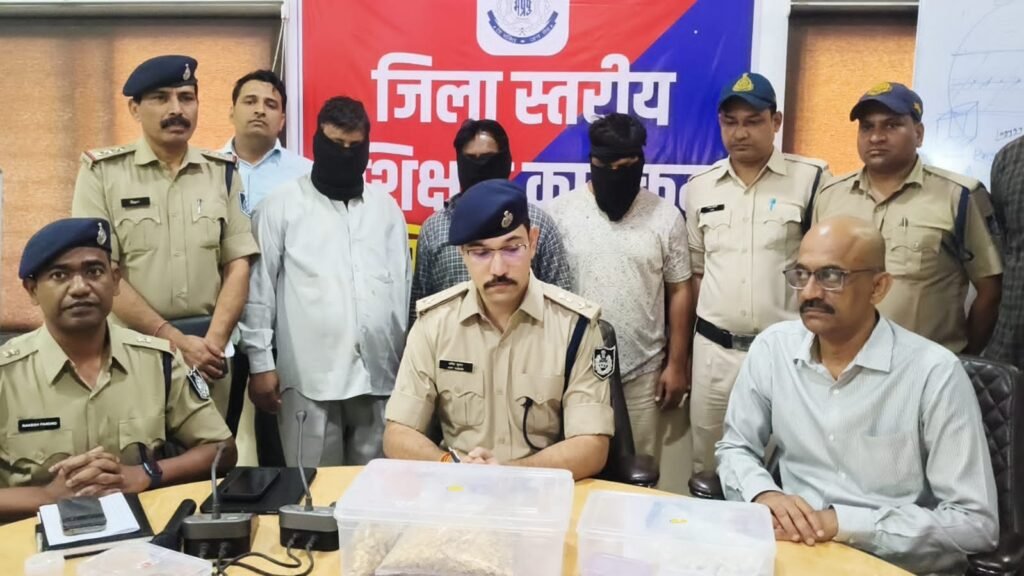 रतलाम: नकली सोना-चांदी बेचकर ठगी करने वाले अंतरराज्यीय गिरोह का पर्दाफाश…शहर सहित हरियाणा, उत्तर प्रदेश और अन्य राज्यों में ठगी करने वाले गिरोह के 6 सदस्य गिरफ्तार,नकली सोना-चांदी जब्त