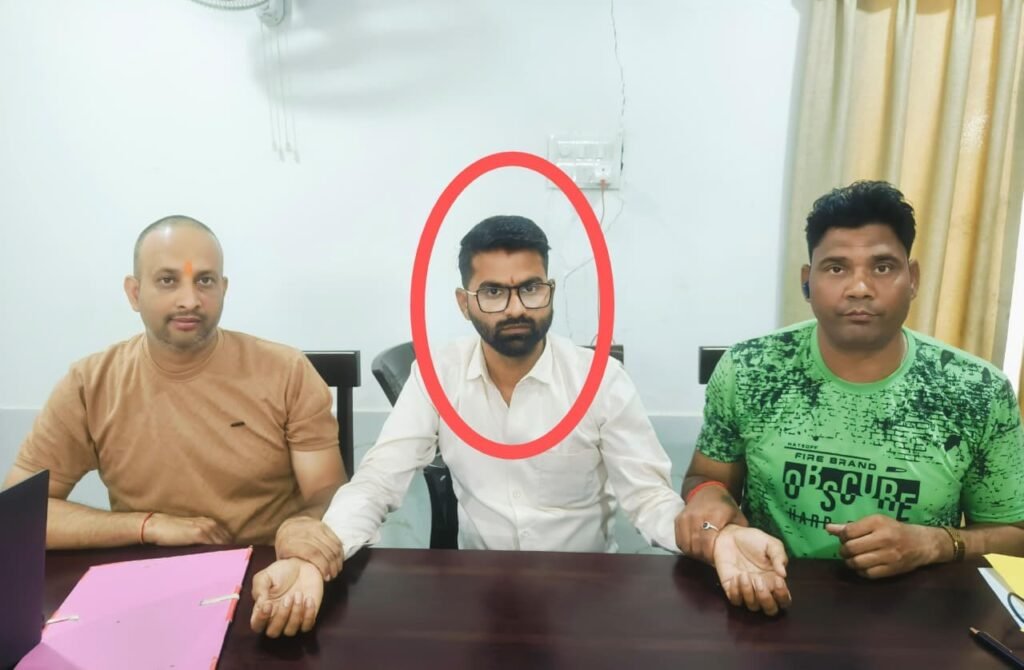 लोकायुक्त की एक और कार्रवाई – बिजली कंपनी का लाइन परिचालक 4 हजार की रिश्वत लेते रंगे हाथों ट्रैप..स्थायी बिजली कनेक्शन करने के एवज में मांगी रिश्वत