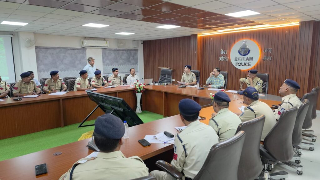 रतलाम: थानों की कार्यप्रणाली सुधारने पर जोर, DIG निमिष अग्रवाल ने पुलिसकर्मियों को समझाए कर्तव्य…SP अमित कुमार के निर्देश-प्रशिक्षण में सीखी प्रक्रियाओं को थानों की कार्यवाही में उतारें