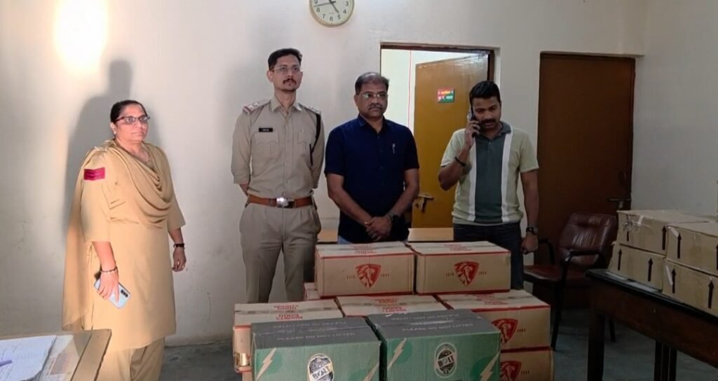 रतलाम: डेलनपुर टोल पर 42 पेटी अवैध शराब जब्त, दो आरोपी गिरफ्तार, चारपहिया वाहन से बीयर और देशी शराब बरामद, 11.45 लाख रुपए की सामग्री जब्त