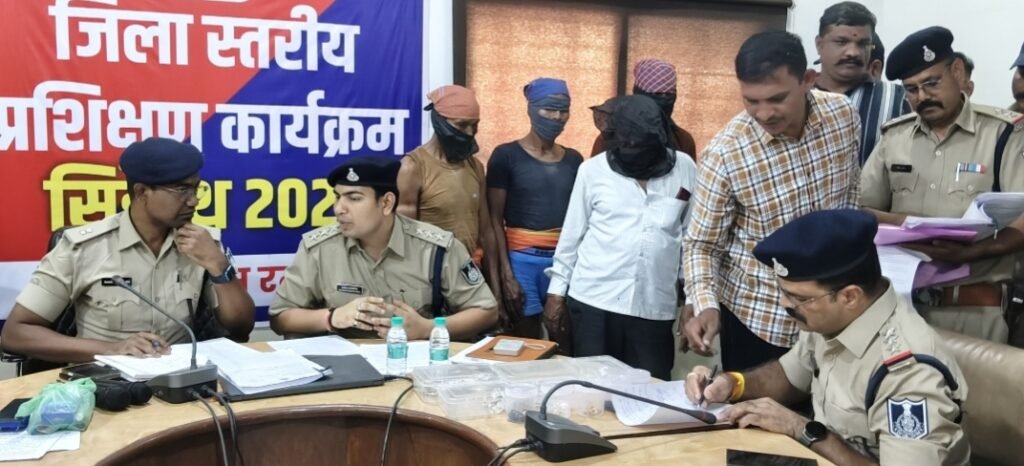 रतलाम: 18 साल से पुलिस की पकड़ से बाहर चड्डी-बनियान गैंग के चार आरोपी गिरफ्तार, चोरी से पहले बांधते थे मन्नत का धागा…बेटे पर मुखबिरी के आरोप में गांव में लगी 50 लाख की पेनल्टी चुकाने के लिए भी चोरी करने का दावा