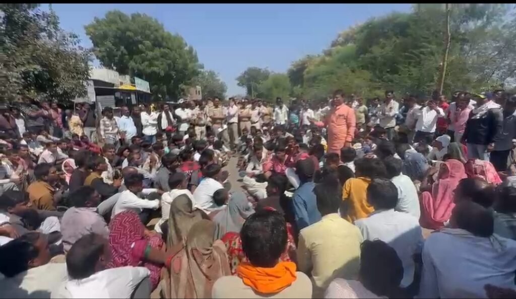 रतलाम : बिजली खंभे पर फॉल्ट सुधार रहे आउटसोर्स कर्मचारी की मौत, 1 घायल.. शव रखकर किया गया प्रदर्शन,घंटों तक चला हंगामा, मुआवजे की मांग