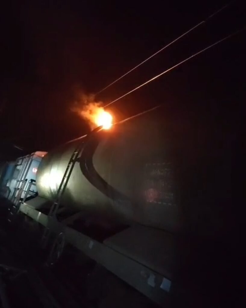 रतलाम रेल मंडल में हादसों का सिलसिला: अब कच्चे तेल से भरी मालगाड़ी में लगी आग,बजरंगगढ़ स्टेशन के पास टैंक के ऊपर उठीं लपटें, दुर्घटना सायरन बजा, रतलाम से रवाना की गई राहत ट्रेन, तीन दिन में रेल से जुड़ी तीसरी घटना