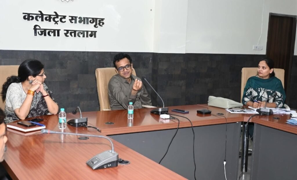 रतलाम: पुस्तक एवं साइकिल वितरण नहीं होने पर रिंगनोद प्राचार्य और जावरा बीईओ को नोटिस के निर्देश, कलेक्टर ने की समीक्षा..शिक्षा विभाग के विद्यालयों की व्यवस्थाओं में सुधार की जरूरत बताई