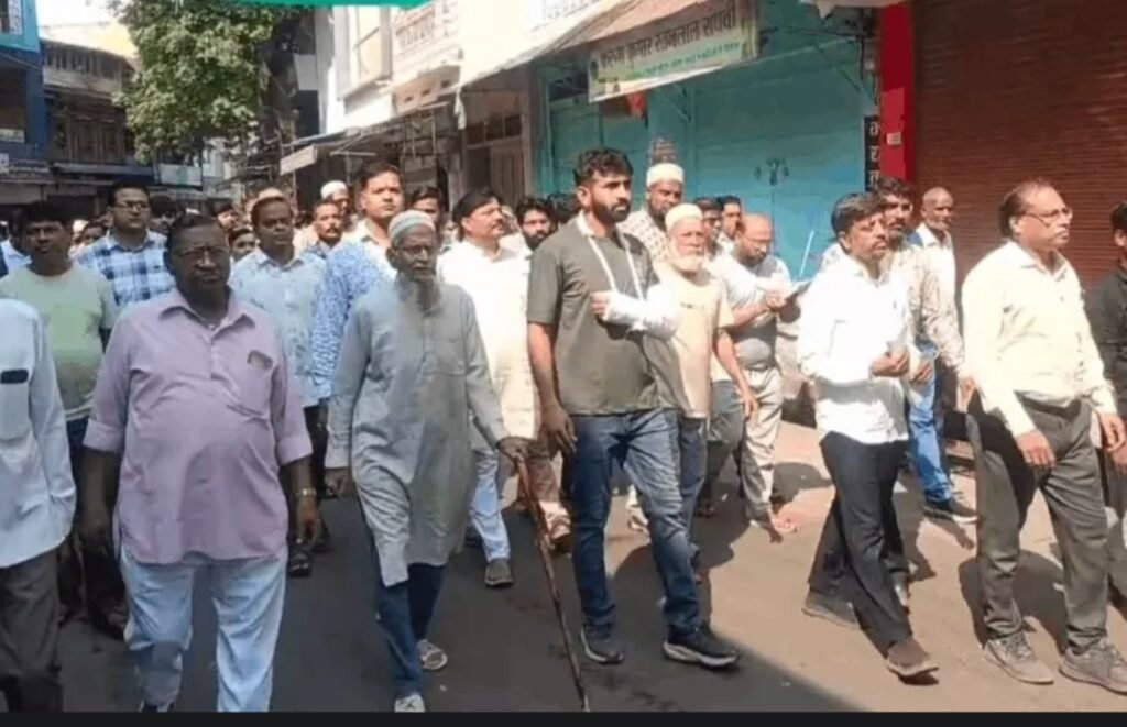 रतलाम : व्यापारी से मारपीट के विरोध में सैलाना बंद, सख्त कार्रवाई नहीं होने पर अनिश्चितकालीन बंद की चेतावनी…व्यापारी महासंघ और नगरवासियों का पैदल मार्च, एसडीएम के नाम थाना प्रभारी को सौंपा ज्ञापन