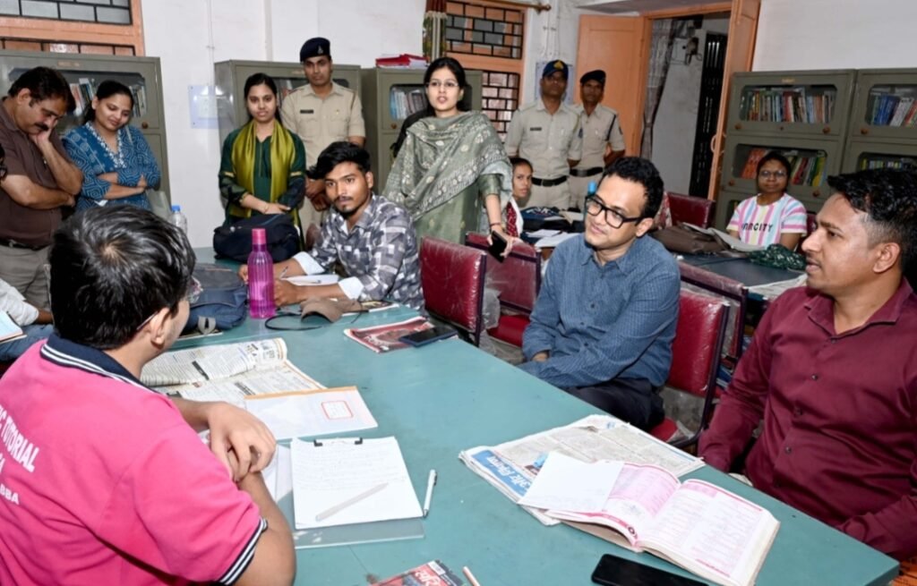 रतलाम: शासकीय पुस्तकालय पहुंचे कलेक्टर, बच्चों के साथ बैठकर किया संवाद… किताबों की हालत देखकर पुछा- पिछले 25 साल में भी इन्हे पढ़ने के लिए किसी ने इश्यू कराया.. कलेक्टर ने कहा-पहले रील नहीं थी तो लोग साहित्य पढ़ते थे, अब बहुत मुश्किल..