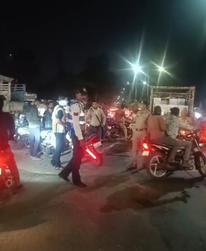 रतलाम: बिना हेलमेट हाईवे की ओर जाने वाले दोपहिया वाहन चालकों पर कार्रवाई, ड्रोन से निगरानी कर अव्यवस्थित खड़े वाहनों के भी काटे चालान, 44 हजार का शमन शुल्क वसूला
