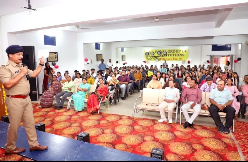 रतलाम: रॉयल कॉलेज में ‘आगाज़’ कार्यक्रम: यातायात नियमों के साथ मिला रोजगार व व्यक्तित्व विकास का अनमोल मार्गदर्शन