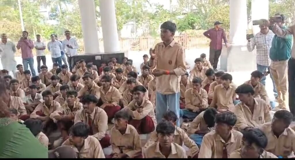 रतलाम: सैलाना से 20 किमी पैदल मार्च कर कलेक्ट्रेट पहुंचे छात्र…शिक्षकों की कमी और शौचालय में गंदगी को लेकर प्रशासन के खिलाफ की नारेबाजी