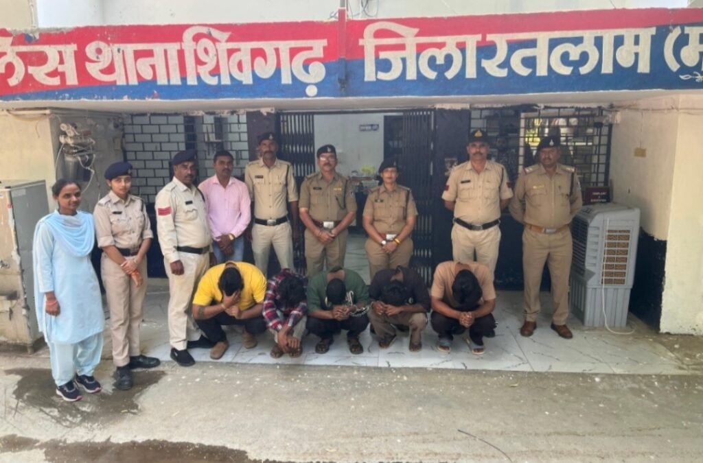शिवगढ़ शराब दुकान लूटकांड का पर्दाफाश, 6 आरोपी गिरफ्तार…सेल्समैन और मैनेजर के साथ मारपीट कर की थी लूटपाट, वारदात में इस्तेमाल तीन स्कूटर जब्त, लूटा गया मोबाइल बरामद करना बाकी