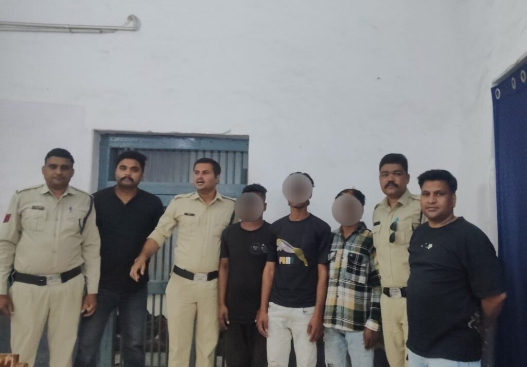 रतलाम: माणकचौक पुलिस ने 12 घंटे में सुलझाई नकबजनी की वारदात, तीन आरोपी गिरफ्तार…ईंट भट्टे पर बने मकान का ताला तोड़कर चुराया था 90 हजार रुपए का सामान, चोरी की सामग्री के साथ ऑटो रिक्शा भी जब्त