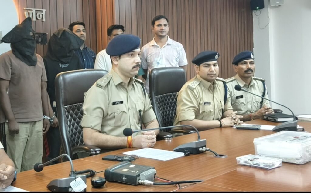 रतलाम: चौमुखीपुल ज्वेलरी शॉप पर हुई चोरी की वारदात का पर्दाफाश, असली सोने-चांदी की दुकान समझकर घुसे थे आरोपी, जीजा-साले गिरफ्तार, मुख्य आरोपी फरार… बीट प्रभारी हेड कांस्टेबल निलंबित
