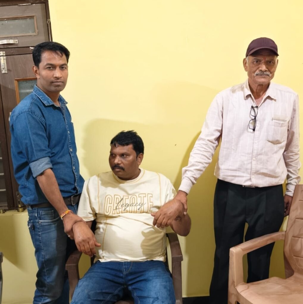 रतलाम: ट्रक छोड़ने और केस नहीं बनाने के बदले मांगी थी रिश्वत… 65 हजार में तय हुआ था सौदा, 20 हजार लेते ही लोकायुक्त ने डिप्टी रेंजर को दबोचा…जावरा उप वनमंडल कार्यालय में हुई कार्रवाई, जलाऊ लकड़ी से भरा ट्रक छोड़ने के एवज में मांगे थे 2 लाख रुपए