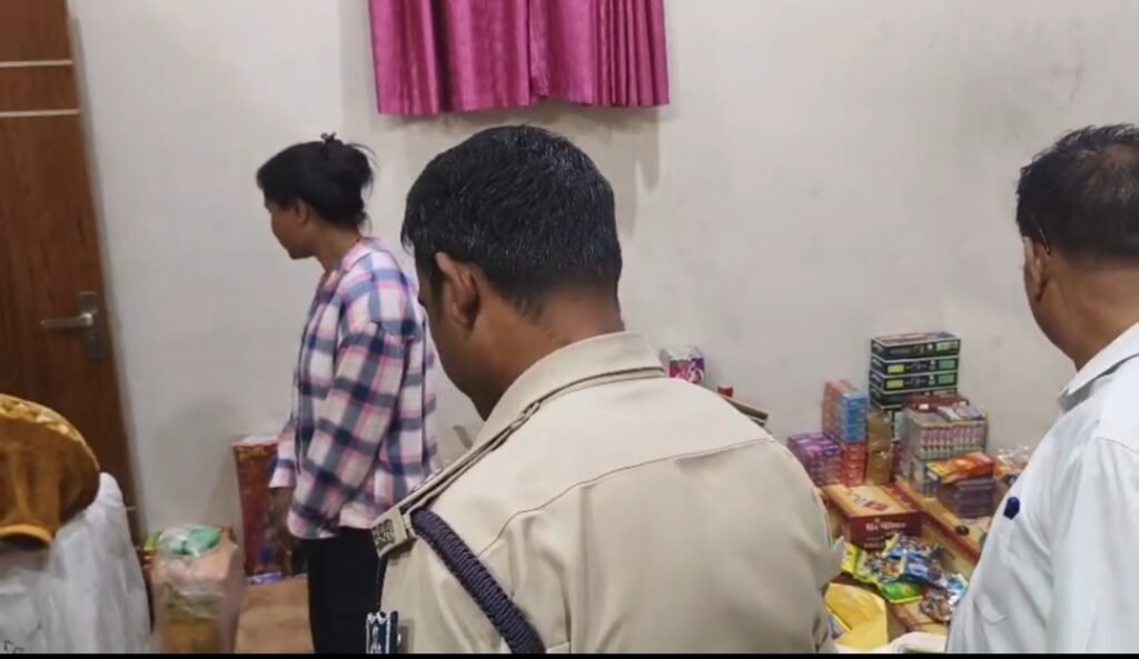 रतलाम: रहवासी इलाकों में अवैध पटाखों का जखीरा! पुलिस की दो जगह दबिश, ढाई लाख से ज्यादा के पटाखे जब्त