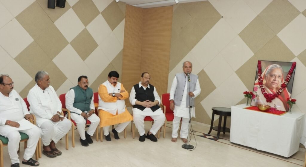 रतलाम: माता के अभाव को कोई पूरा नहीं कर सकता- विधानसभा अध्यक्ष नरेन्द्र सिंह तोमर…कैबिनेट मंत्री चेतन्य काश्यप की मातुश्री श्रीमती तेजकुंवर बाई काश्यप को दी श्रद्धांजलि